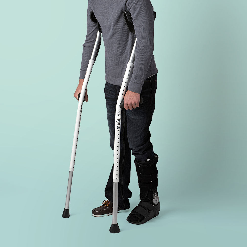 Man wearing leg cast using Mobilegs Ultra crutches.