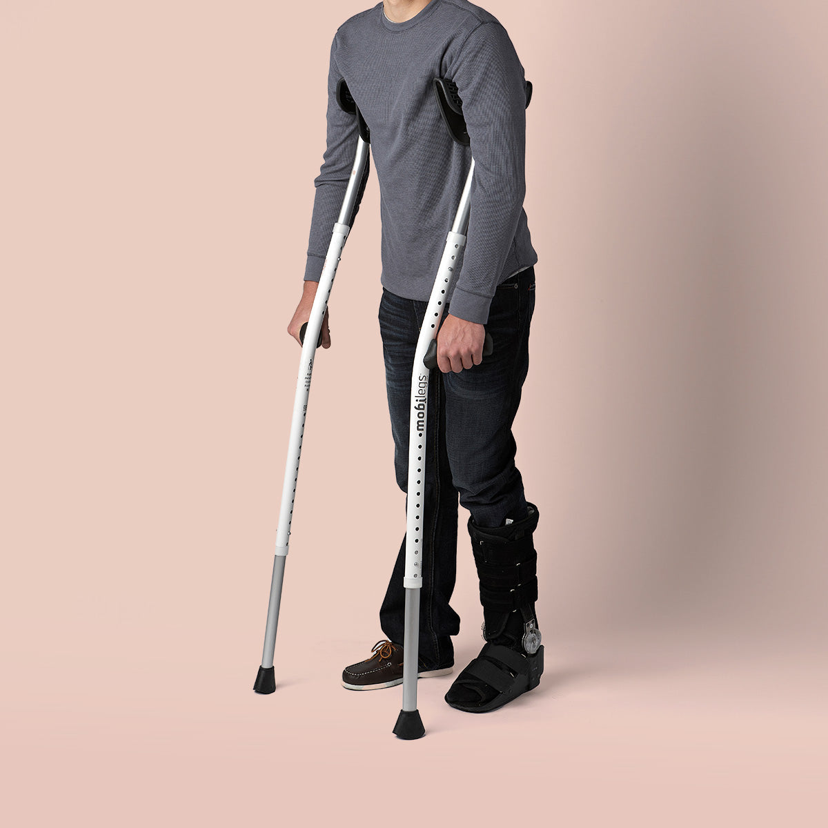 Man wearing leg cast using Mobilegs Ultra crutches.